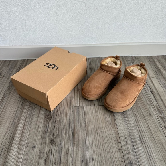 New UGG Short Tan Boots - Picture 1 of 7